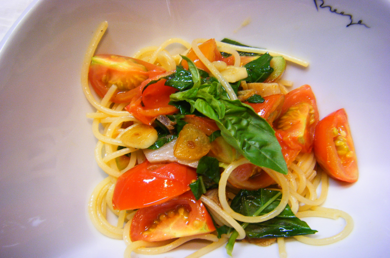 トマトとバジルのペペロンチーノ