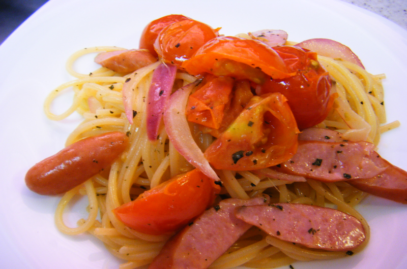 フレッシュトマトとソーセージのパスタ　～バジル風味～